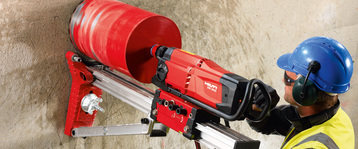 Betonbohren, Wanddurchbruch, Kernbohrung, Mann an Hilti DD200
